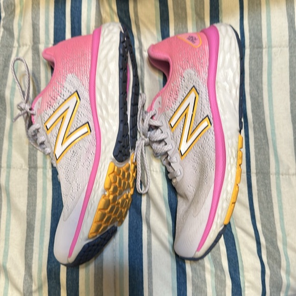 New Balancece - Picture 3 of 5